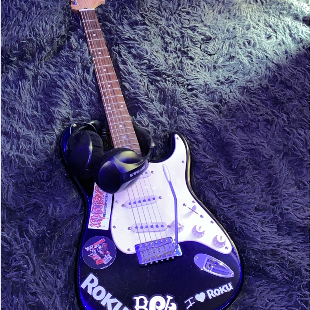 Squire Strat (Headphones Included)